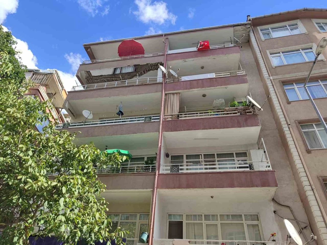 Güngören’de balkonu çöken 5 katlı bina boşaltıldı

