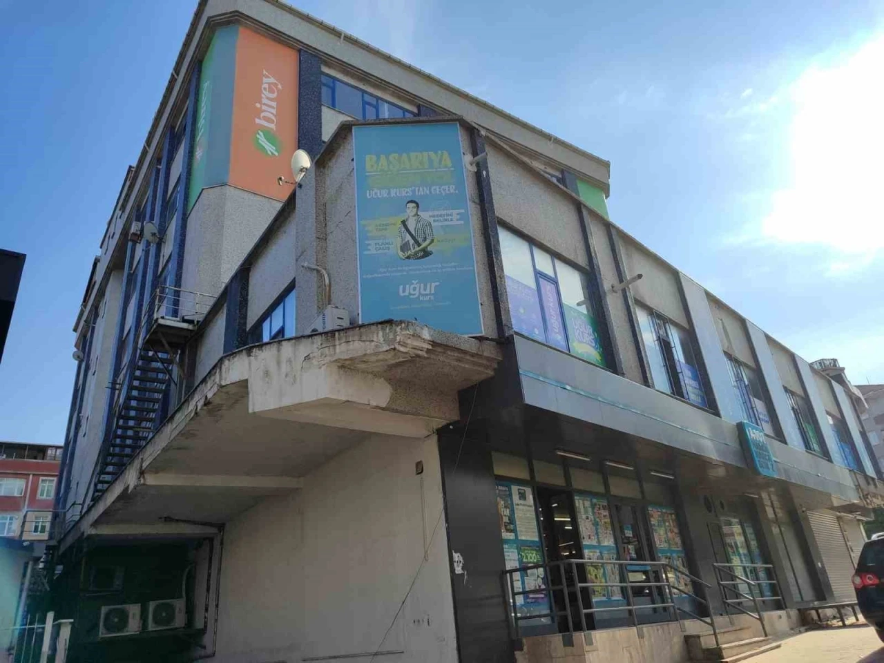 Güngören’de binada asılı reklam panosu düştü, panik yaşandı
