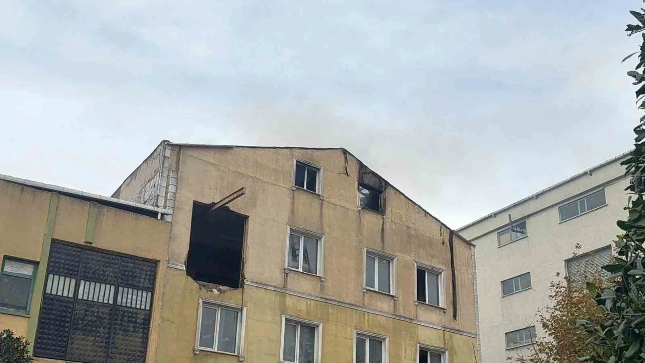 Güngören’de tekstil fabrikası alev alev yandı: O anlar kamerada
