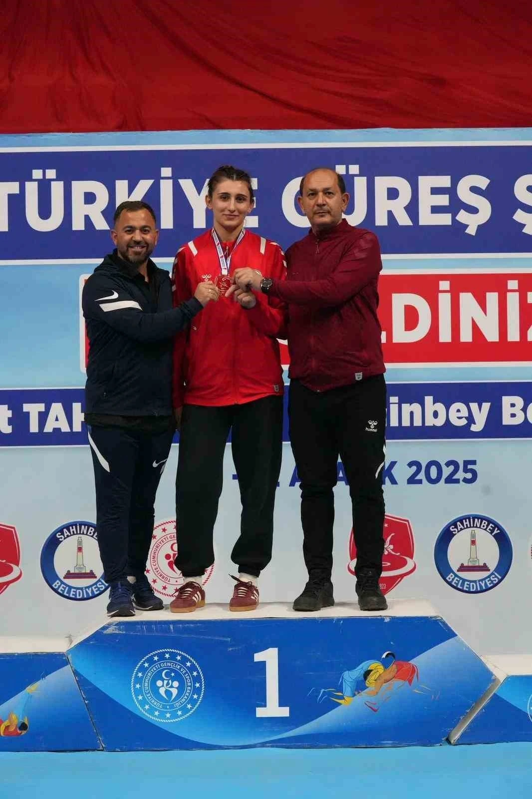 Güreşte Elmira Yasin Türkiye Şampiyonu oldu
