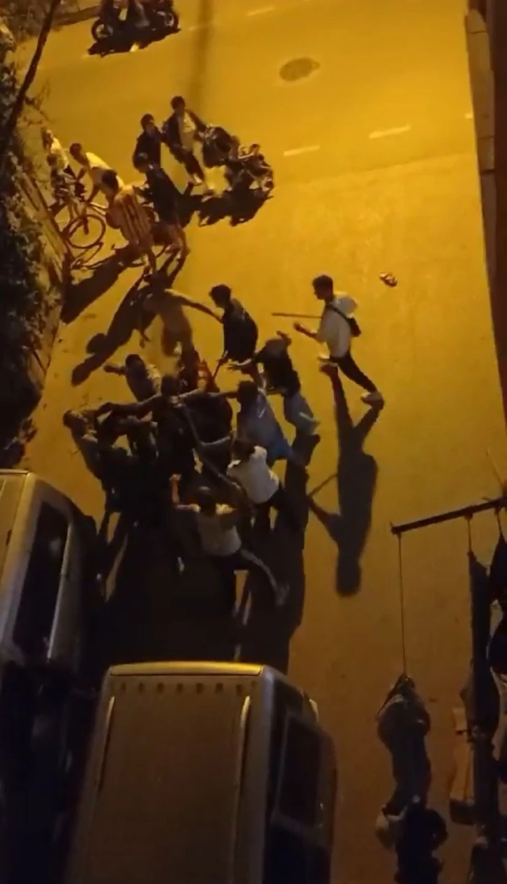 G&uuml;r&uuml;lt&uuml; kavgası sokağa yansıdı, taşlar, sopalar havada u&ccedil;uştu
