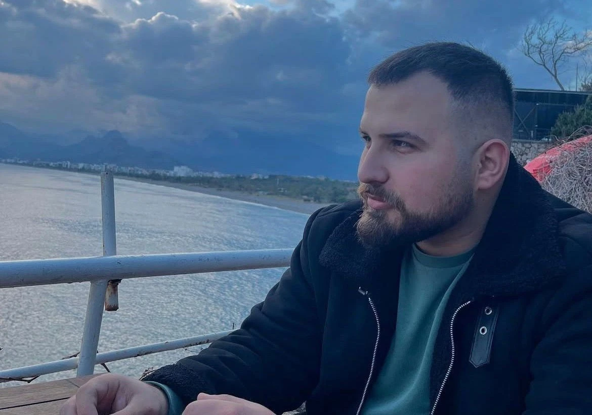 G&uuml;r&uuml;lt&uuml; uyarısında &ouml;ld&uuml;r&uuml;len gencin annesi "Oğluma damatlık değil kefen giydirdim" deyip g&ouml;zyaşı d&ouml;kt&uuml;
