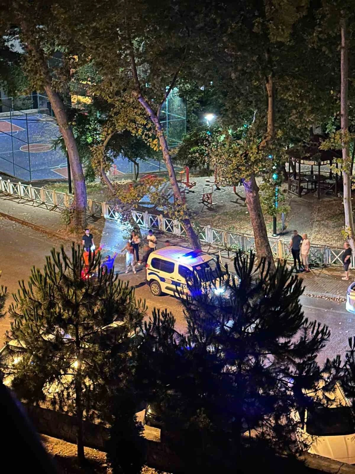 G&uuml;r&uuml;lt&uuml; yapanları uyarınca kavga &ccedil;ıktı: 2 yaralı
