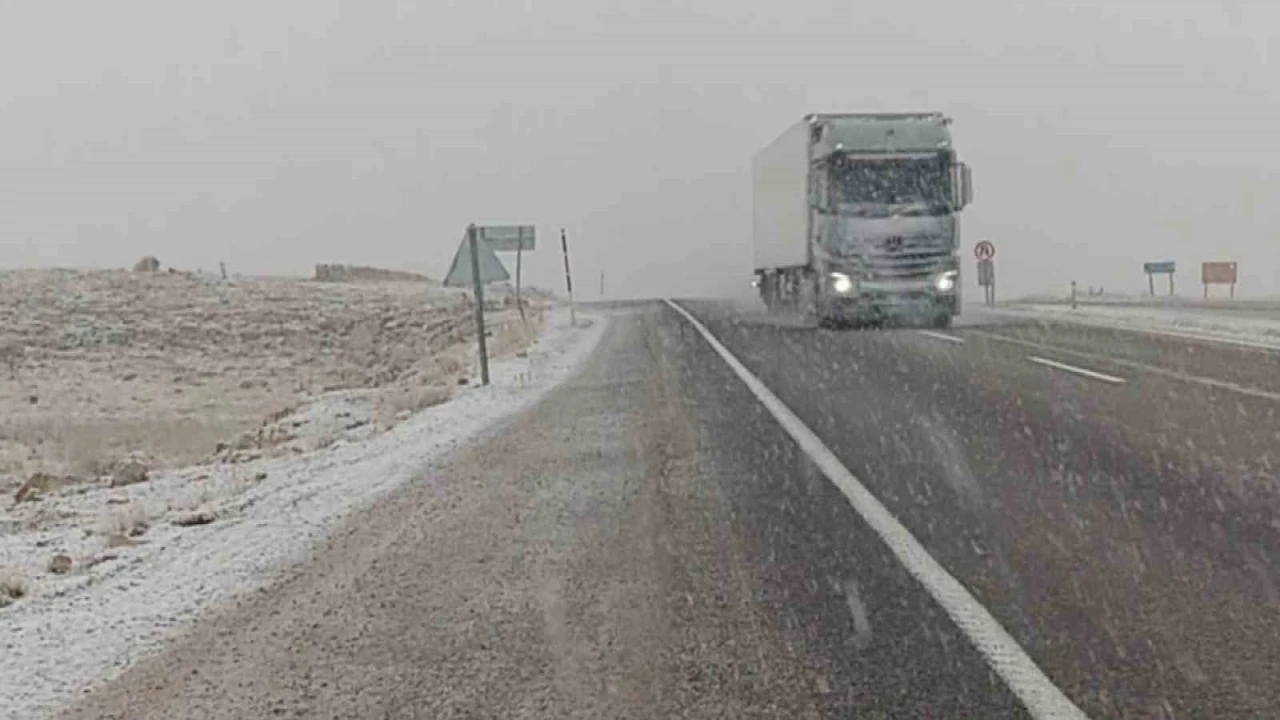 Gürün’de kar yağışı etkili oldu, görüş mesafesi yer yer 50 metreye düştü
