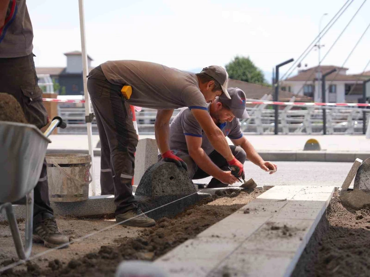 Güvenli yaya trafiği için kaldırımlar yenileniyor