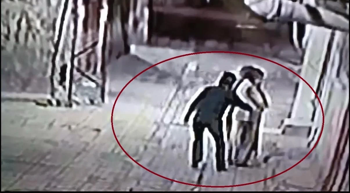 Güvenlik kameralarından tespit edilen hırsızlar, pazarcı ve simitçi kılığına giren polisler tarafından yakalandı
