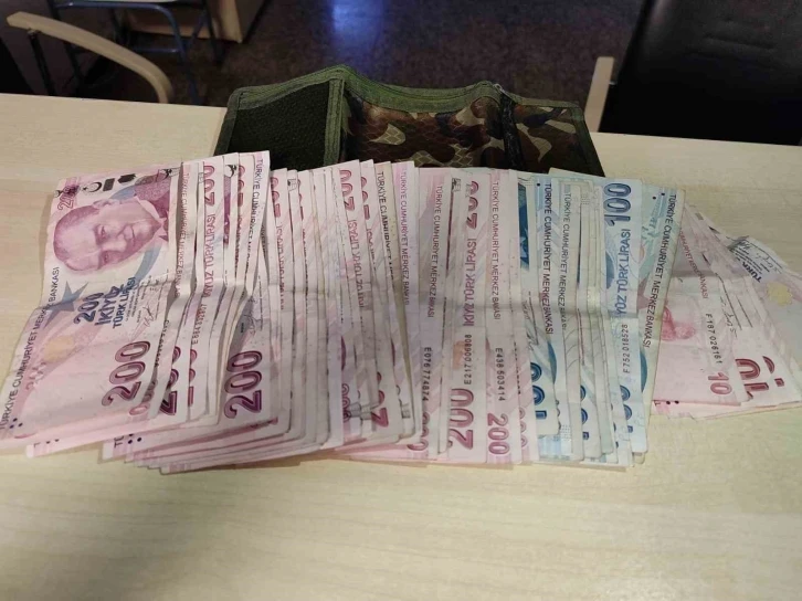 G&uuml;venlik personelinin dikkati ile kaybolan c&uuml;zdanın sahibi bulundu
