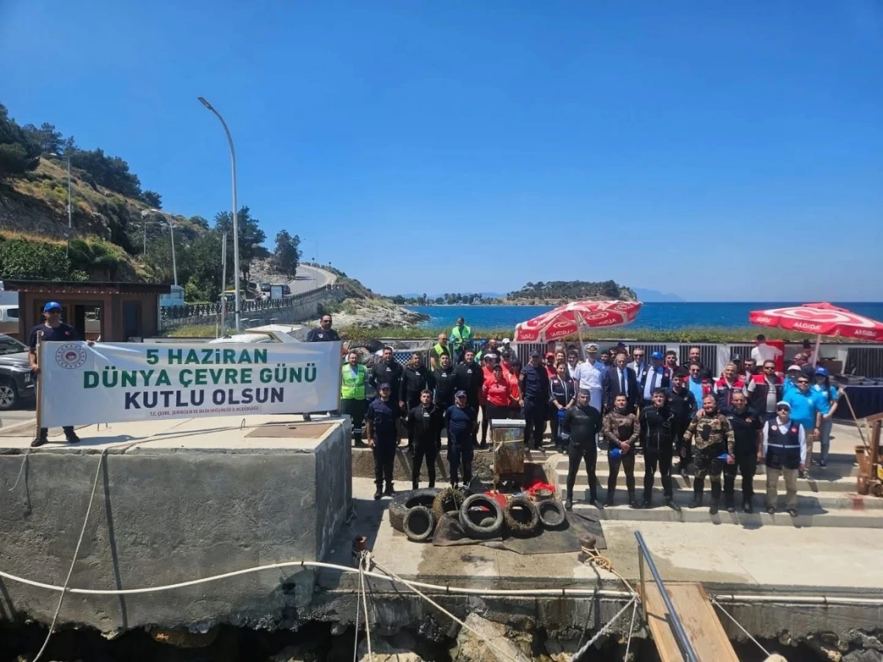 Güvercinada’da deniz dibinden 1.5 ton atık çıkarıldı
