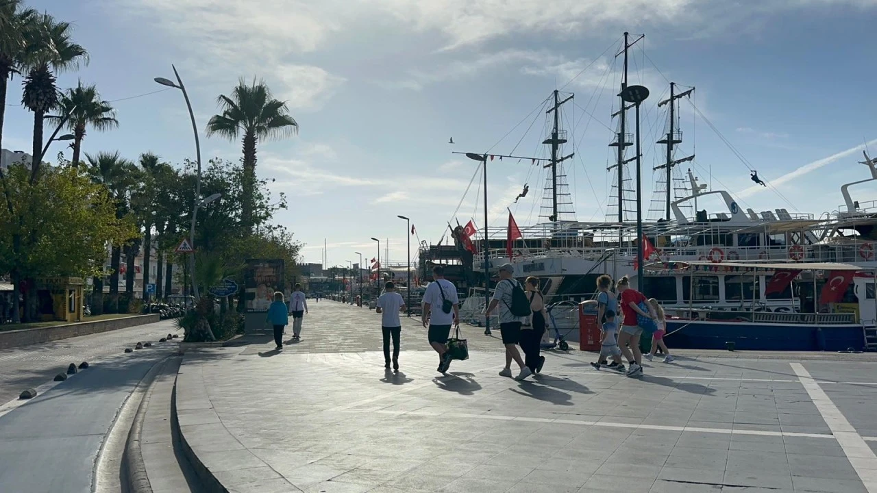 GÜZEL HAVA MARMARİS SAHİLLERİNİ DOLDURDU