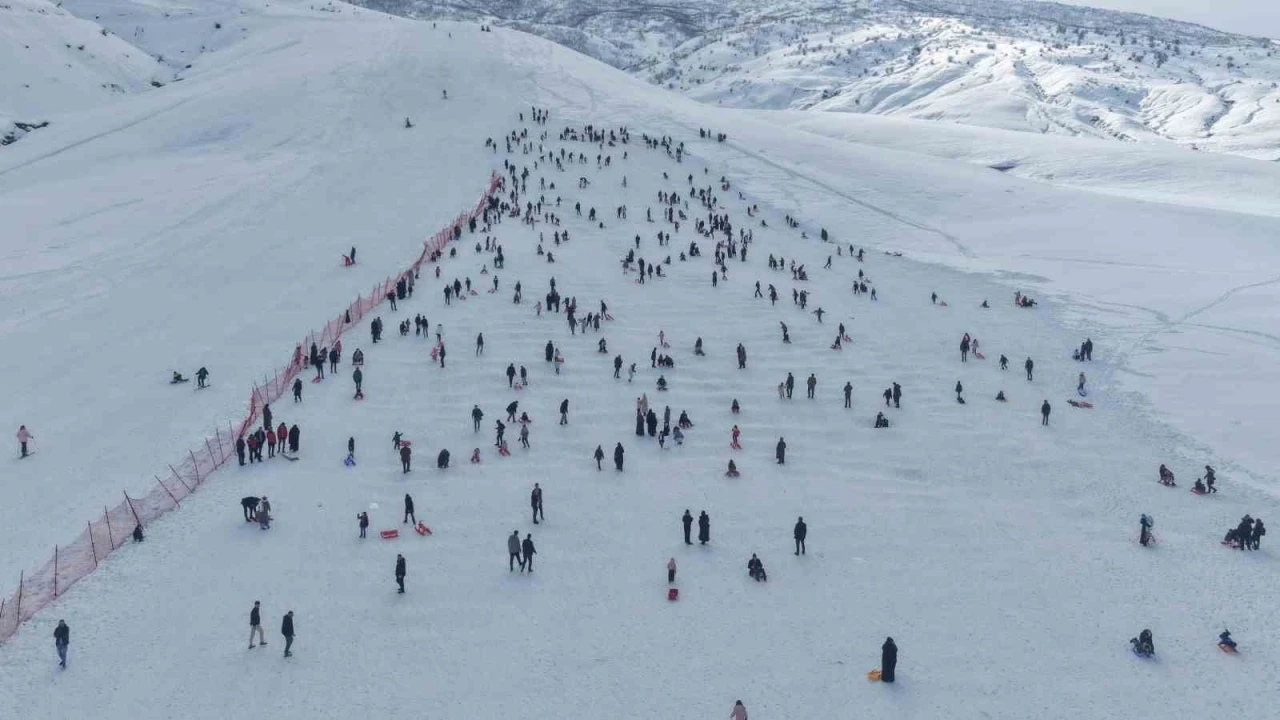 G&uuml;zeldağ Kayak Merkezi yarıyıl tatilinin son g&uuml;n&uuml;nde doldu taştı
