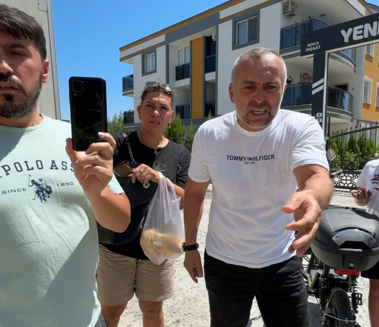 Habere giden gazeteciler haber oldu: Polisin gözü önünde gazeteciler gaspa uğradı
