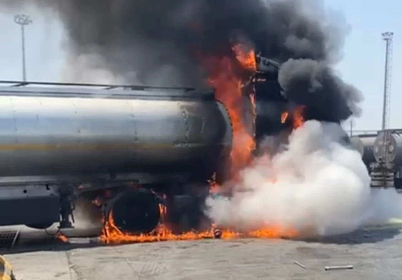 Habur’da akaryakıt yüklü tanker alev alev yandı
