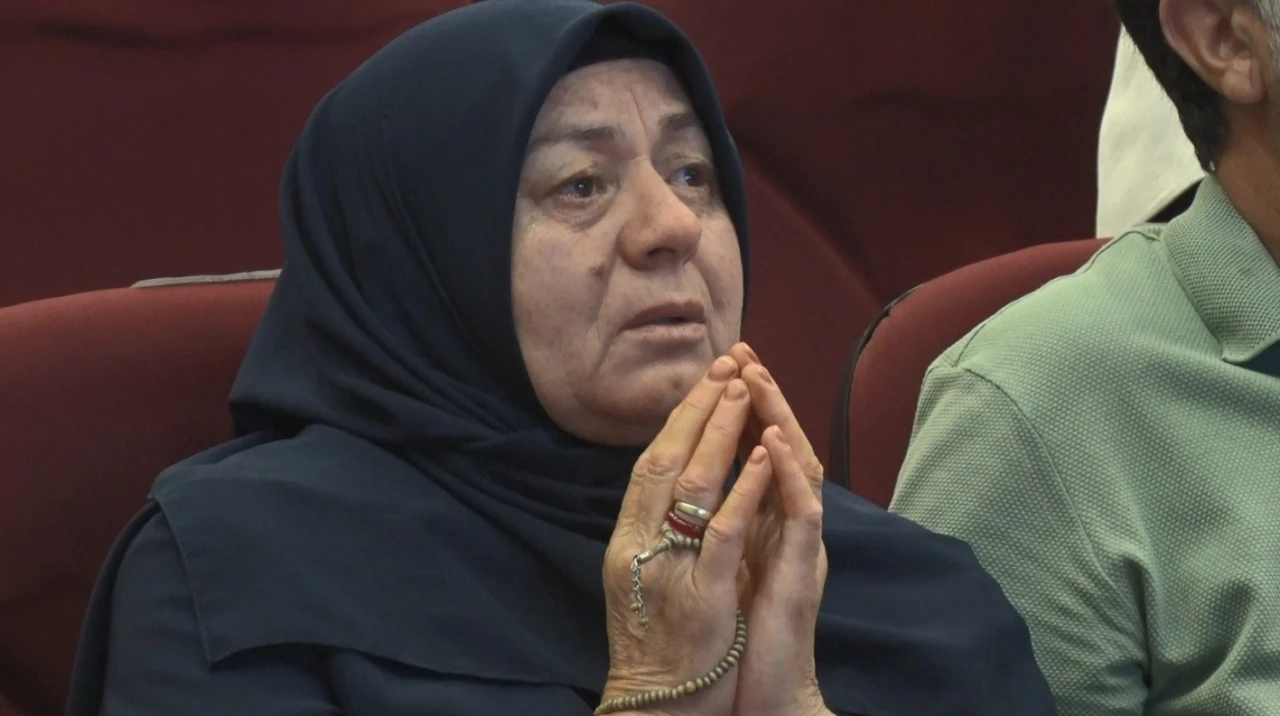 Hac kurasında ismi &ccedil;ıkan hacı adayları sevin&ccedil;ten g&ouml;zyaşlarını tutamadı
