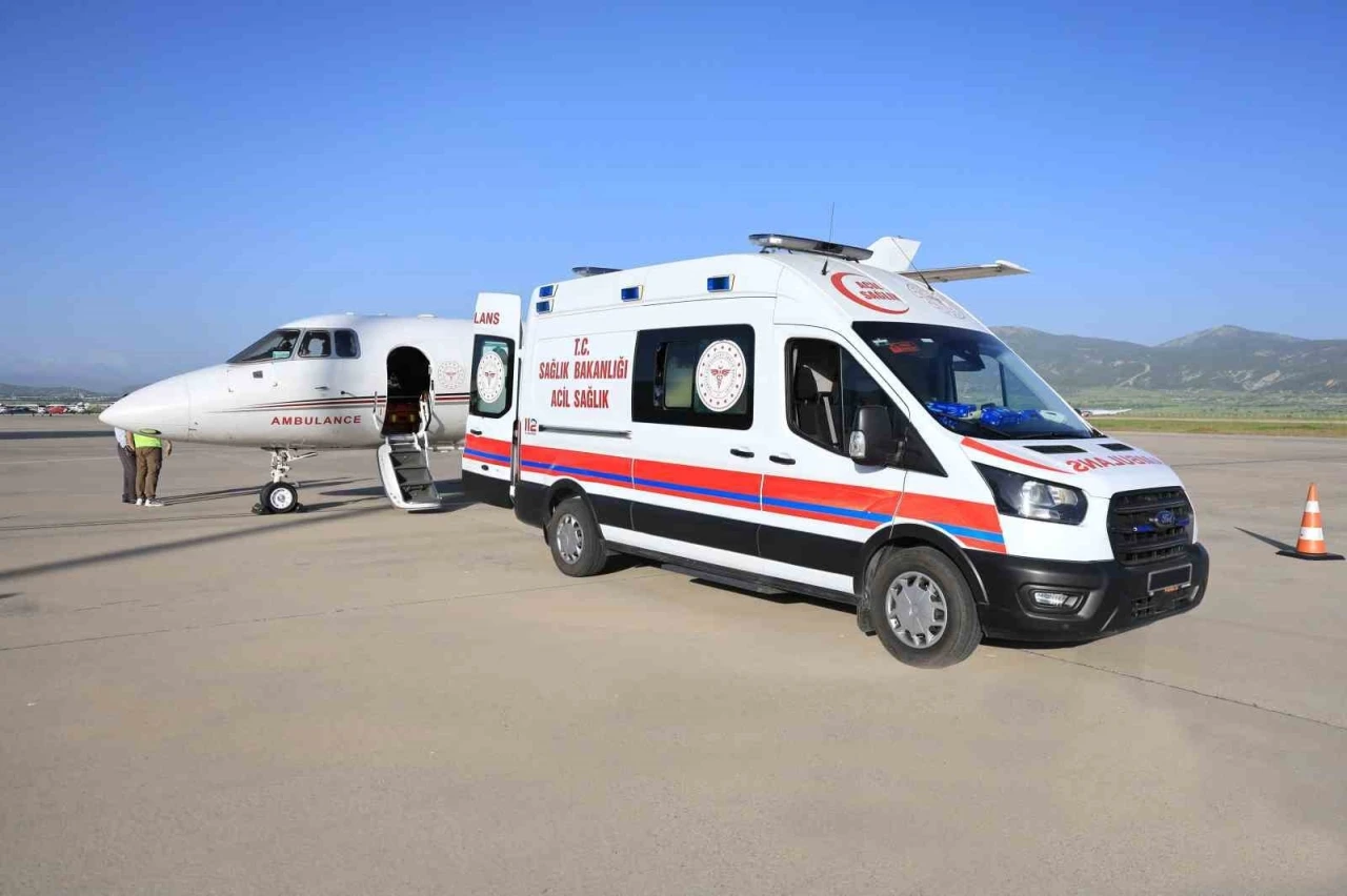 Hacda rahatsızlanan vatandaş ambulans u&ccedil;akla T&uuml;rkiye&rsquo;ye getirildi
