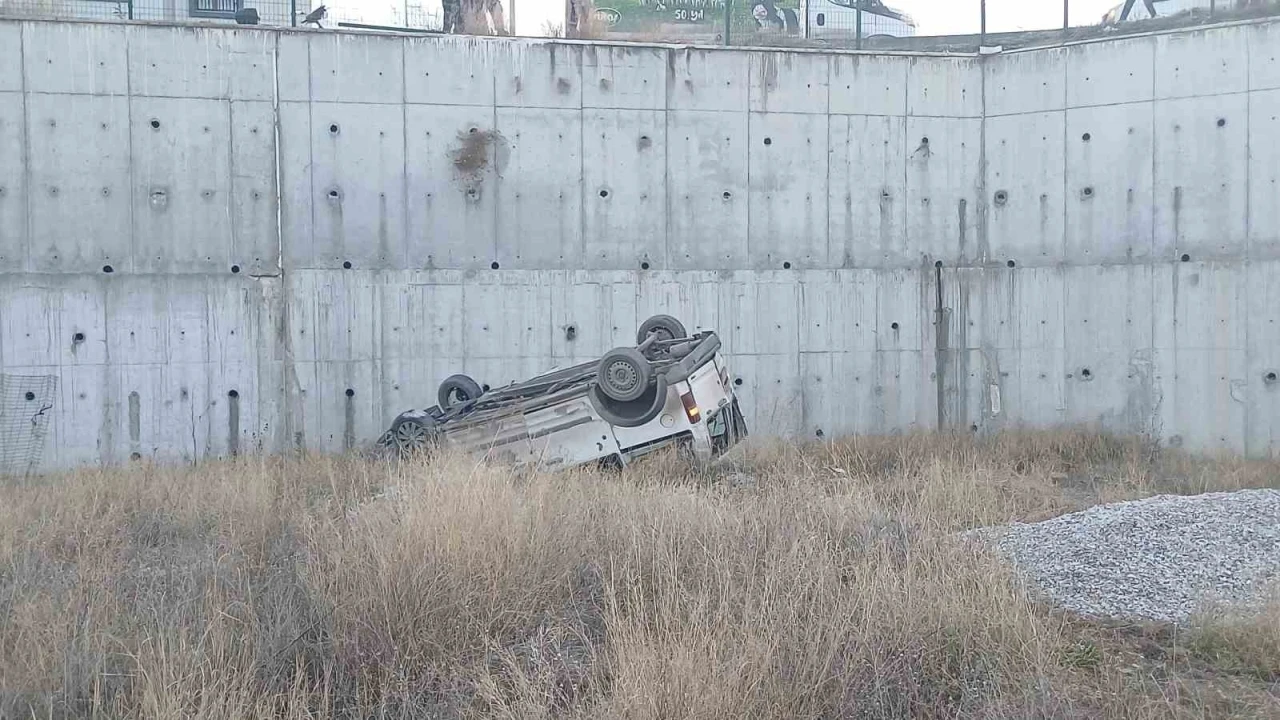 Hafif ticari ara&ccedil; 8 metrelik istinat duvarından sahaya u&ccedil;tu: 1 ağır yaralı
