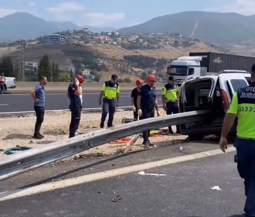 Hafif ticari araç bariyerlere ok gibi saplandı 2 kişi hayatını kaybetti
