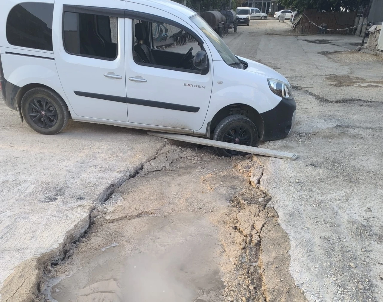 Hafif ticari araç çöken yolda mahsur kaldı
