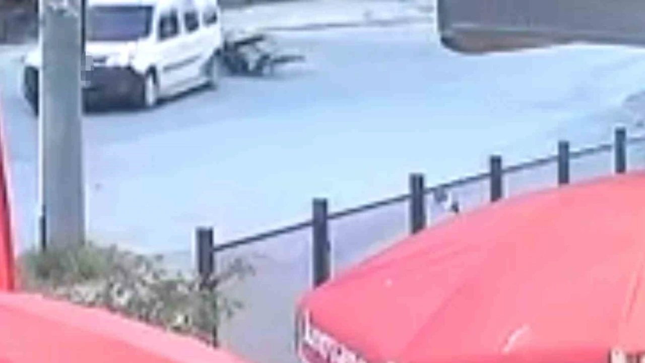 Hafif ticari ara&ccedil; ile &ccedil;arpışan motosikletin s&uuml;r&uuml;c&uuml;s&uuml; yaralandı
