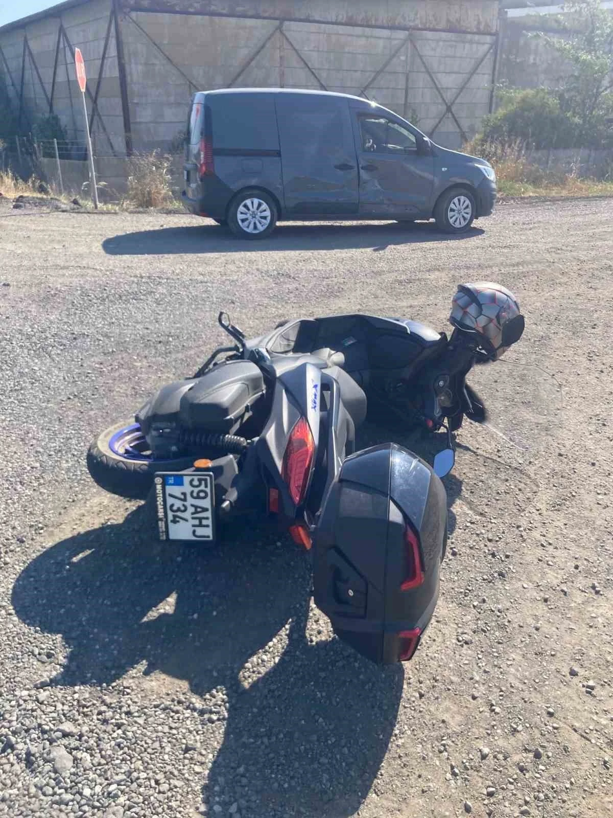 Hafif ticari araç ile çarpışan motosikletin sürücüsü yaralandı
