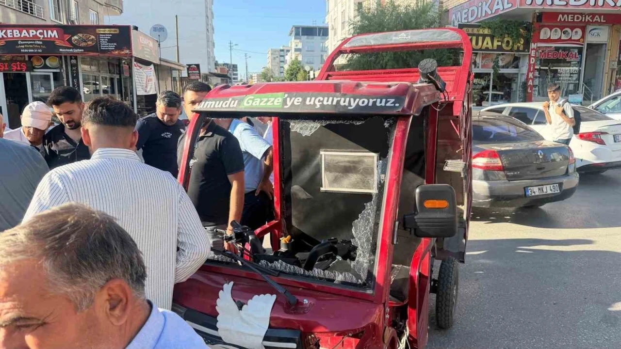 Hafif ticari ara&ccedil; ile elektrikli motosiklet &ccedil;arpıştı: 1 yaralı
