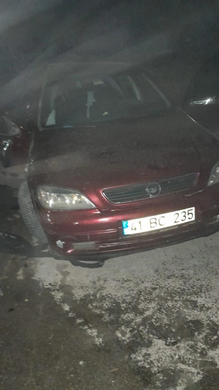 Hafif ticari ara&ccedil; ile otomobil &ccedil;arpıştı: 1 &ouml;l&uuml;, 6 yaralı
