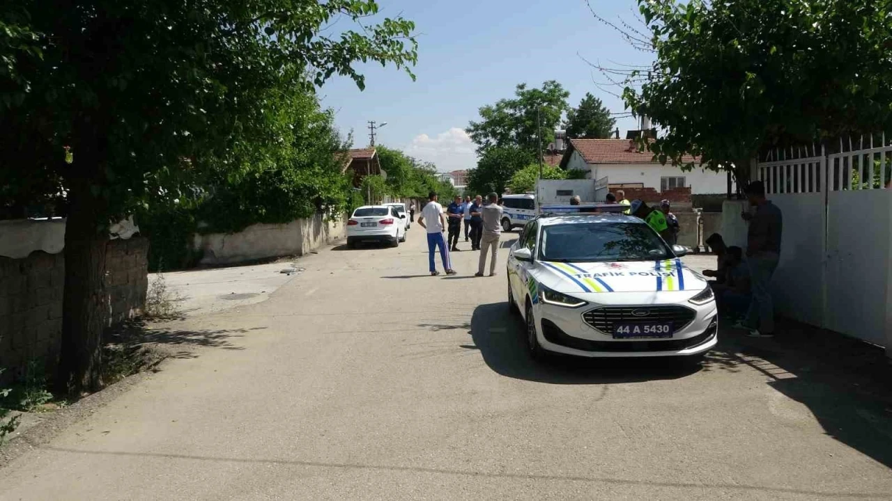 Hafif ticari araç ile otomobil çarpıştı: 4 yaralı
