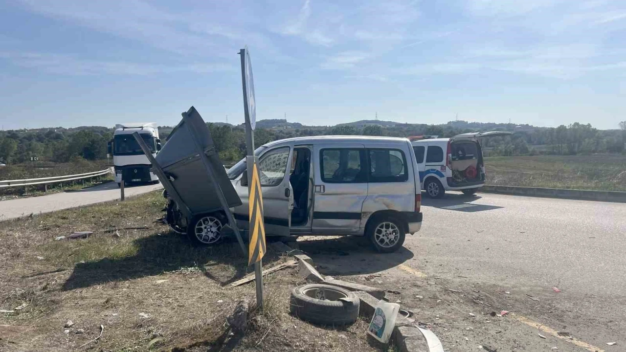 Hafif ticari araç ile panelvan çarpıştı: 1 yaralı
