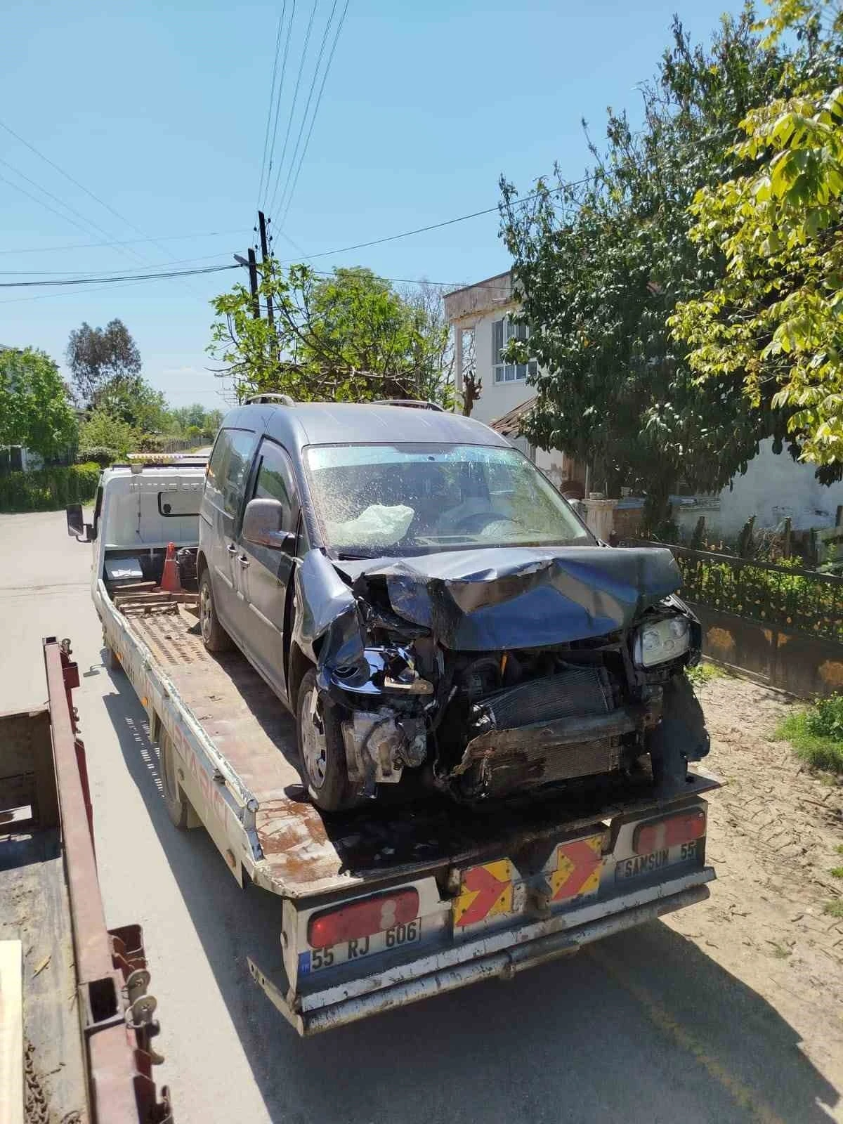 Hafif ticari araç jandarma aracına çarptı: 1 ölü
