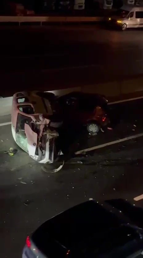 Hafif ticari araç, lastiği patlayan otomobile çarparak yan yattı: 2 çocuk yaralı
