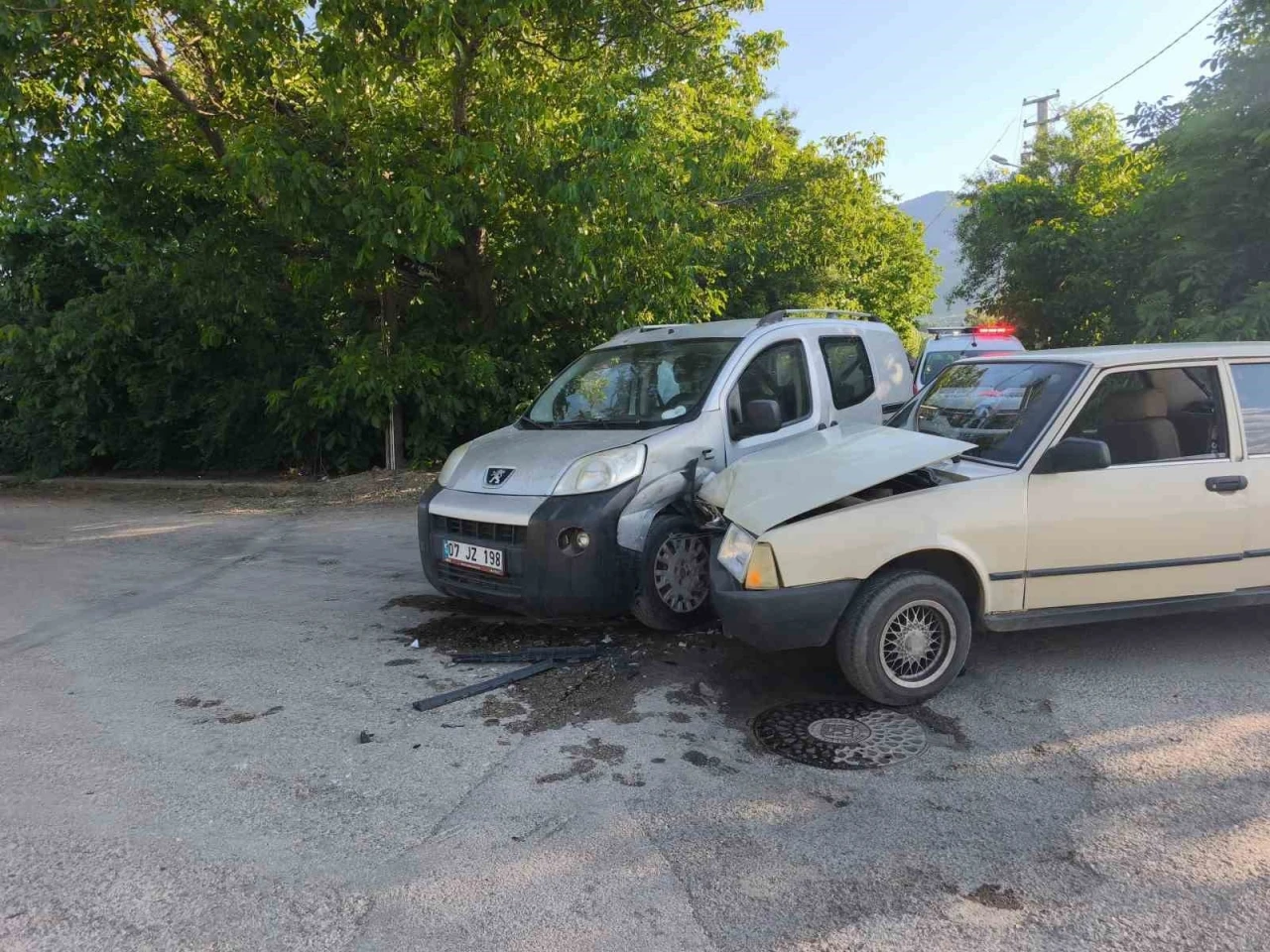 Hafif ticari ara&ccedil; otomobille &ccedil;arpıştı: 4 yaralı
