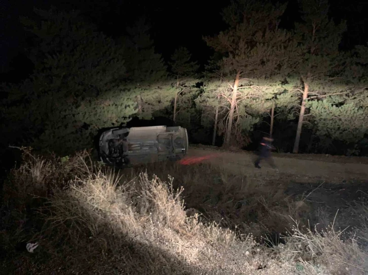 Hafif ticari ara&ccedil; şarampole devrildi: 3 yaralı
