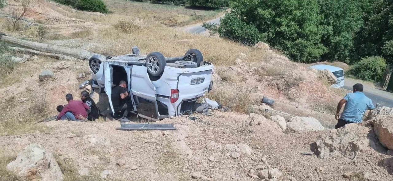 Hafif ticari araç şarampole yuvarlandı: 2’si ağır 5 yaralı
