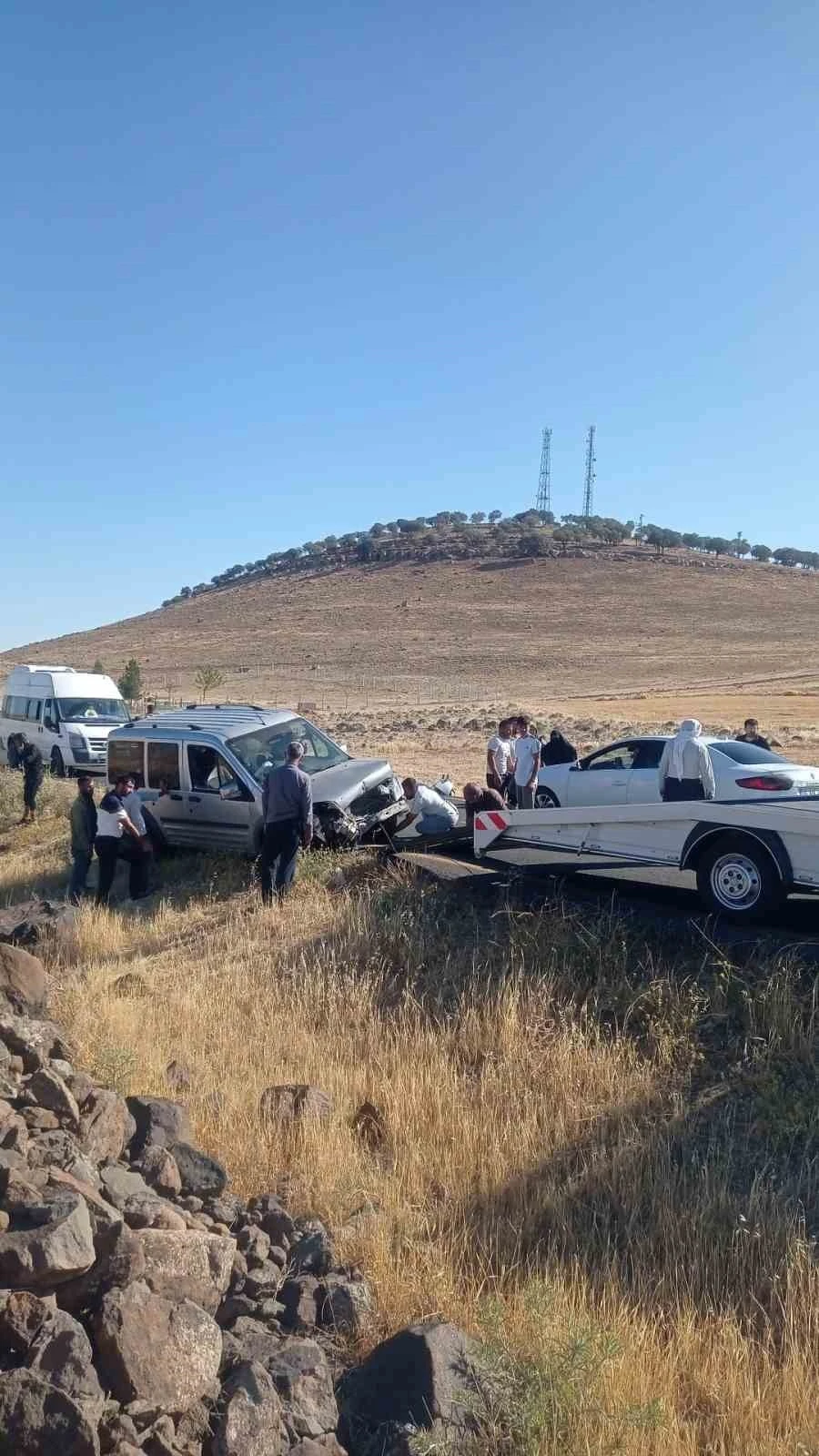 Hafif ticari araç savruldu, sürücüsü yaralandı
