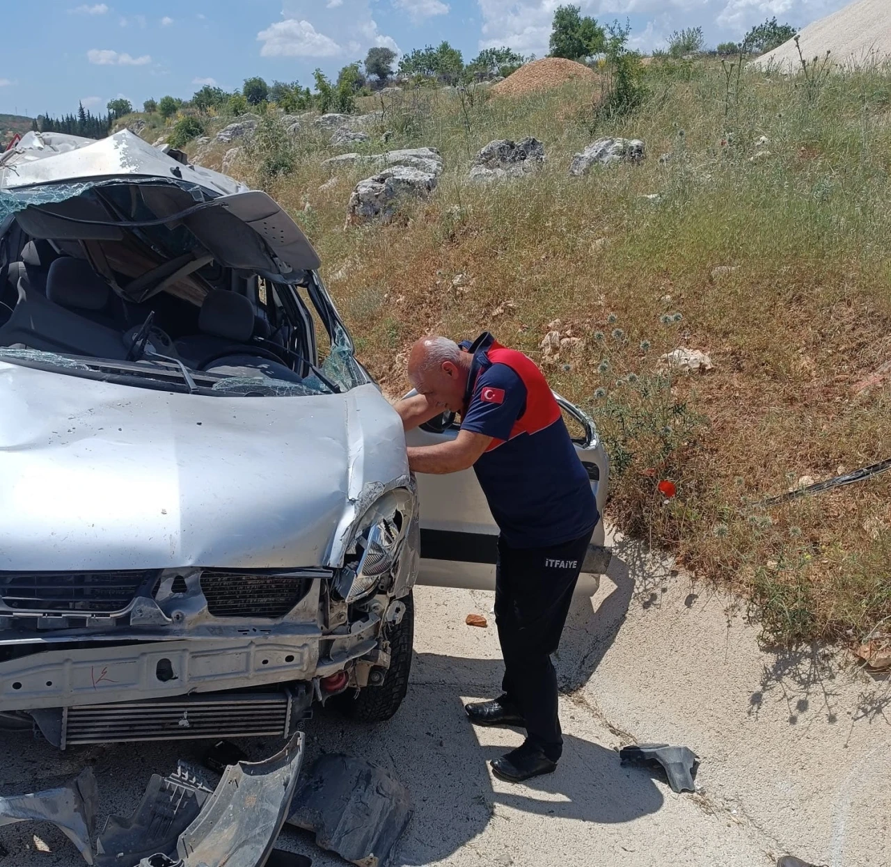 Hafif ticari ara&ccedil; takla attı: 1 &ouml;l&uuml;, 1 yaralı
