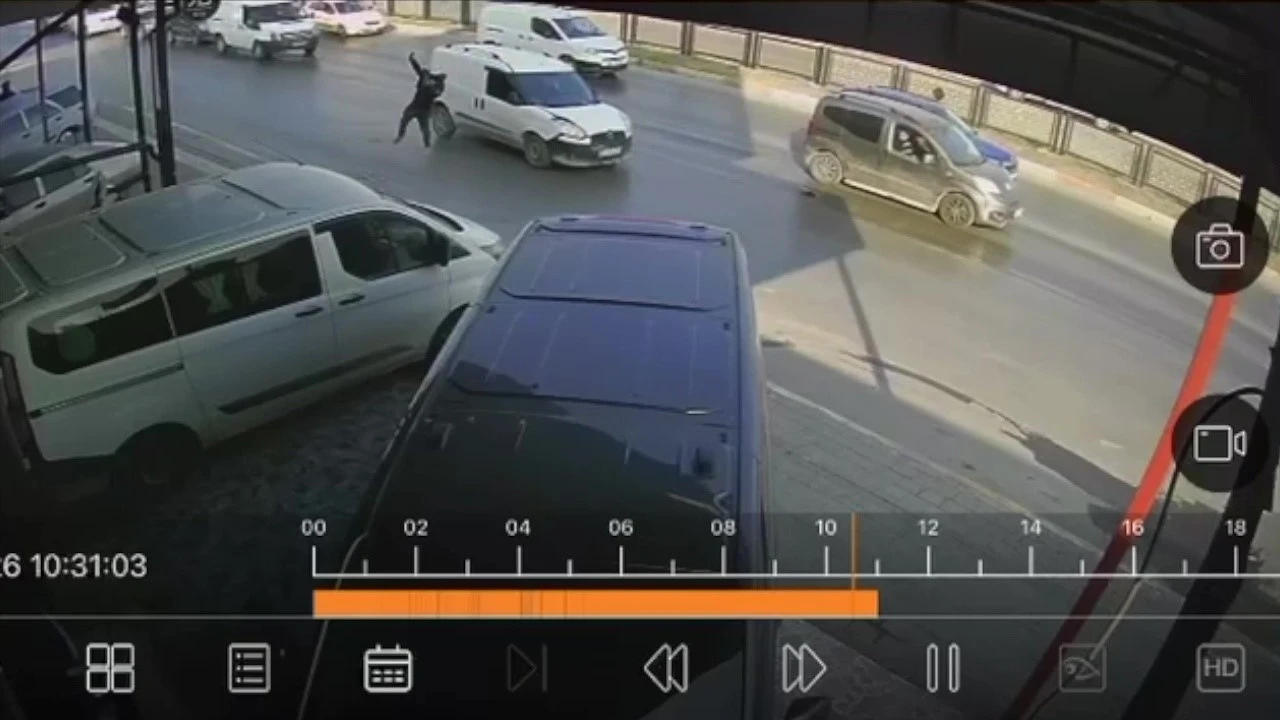 Hafif ticari ara&ccedil; yayaya &ccedil;arptı: O anlar kamerada
