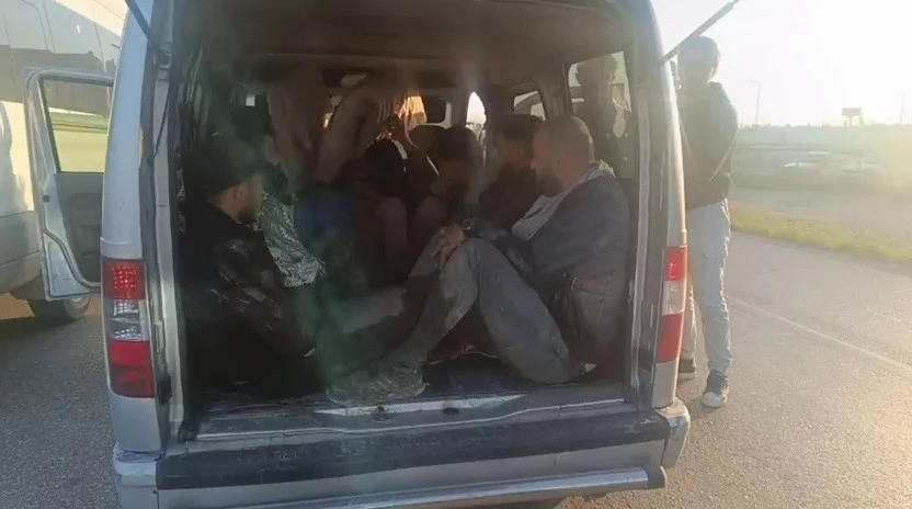 Hafif ticari araca 10 g&ouml;&ccedil;men sığdıran insan tacirine 100 bin TL ceza
