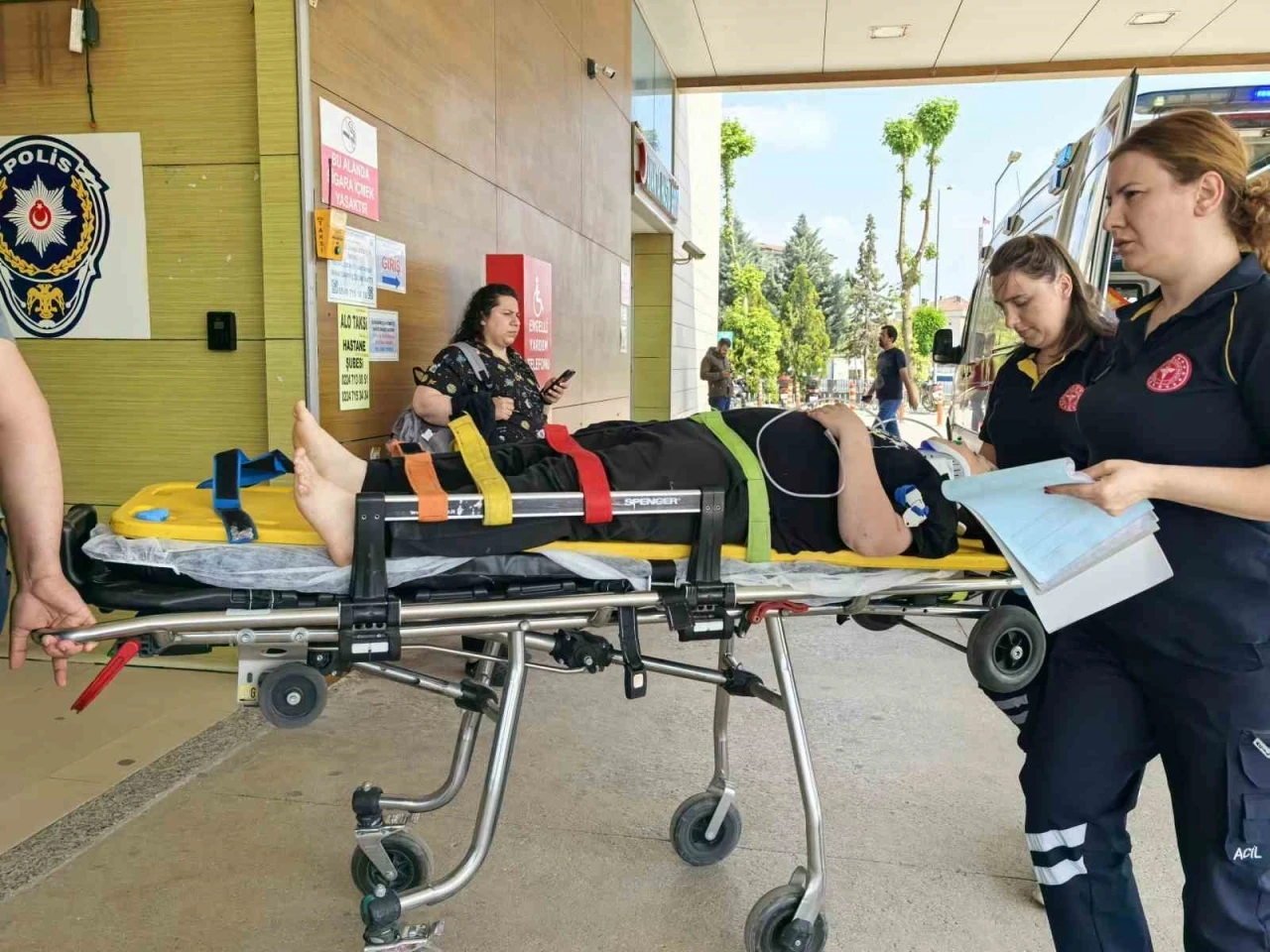 Hafif ticari araca çarpan motosiklet sürücüsü ağır yaralandı
