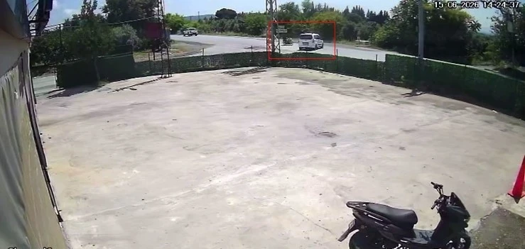 Hafif ticari araca ok gibi saplanan motosikletteki 2 kişi metrelerce havaya u&ccedil;tu
