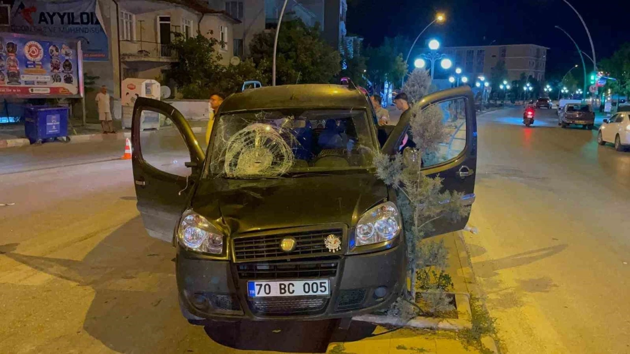 Hafif ticari aracın &ccedil;arptığı belediye iş&ccedil;isi ağır yaralandı
