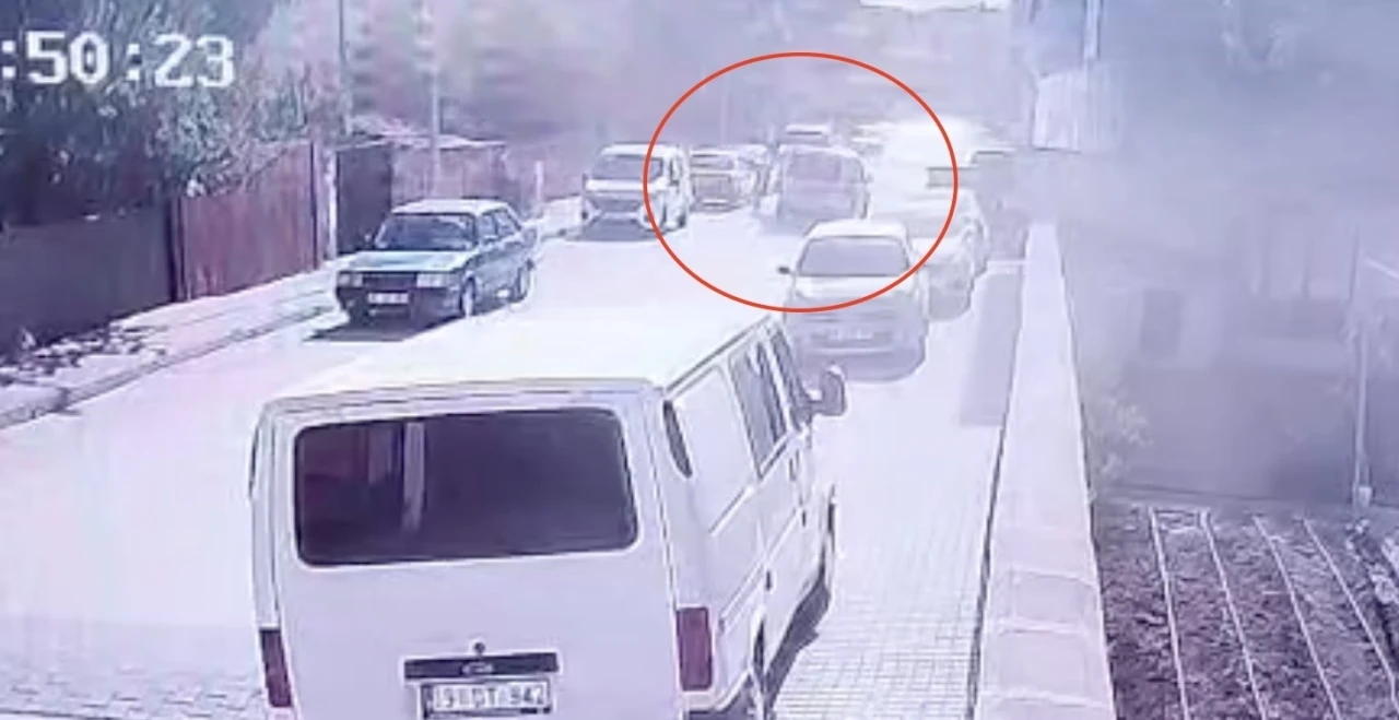 Hafif ticari aracın çarptığı çocuk yaralandı: O anlar kamerada

