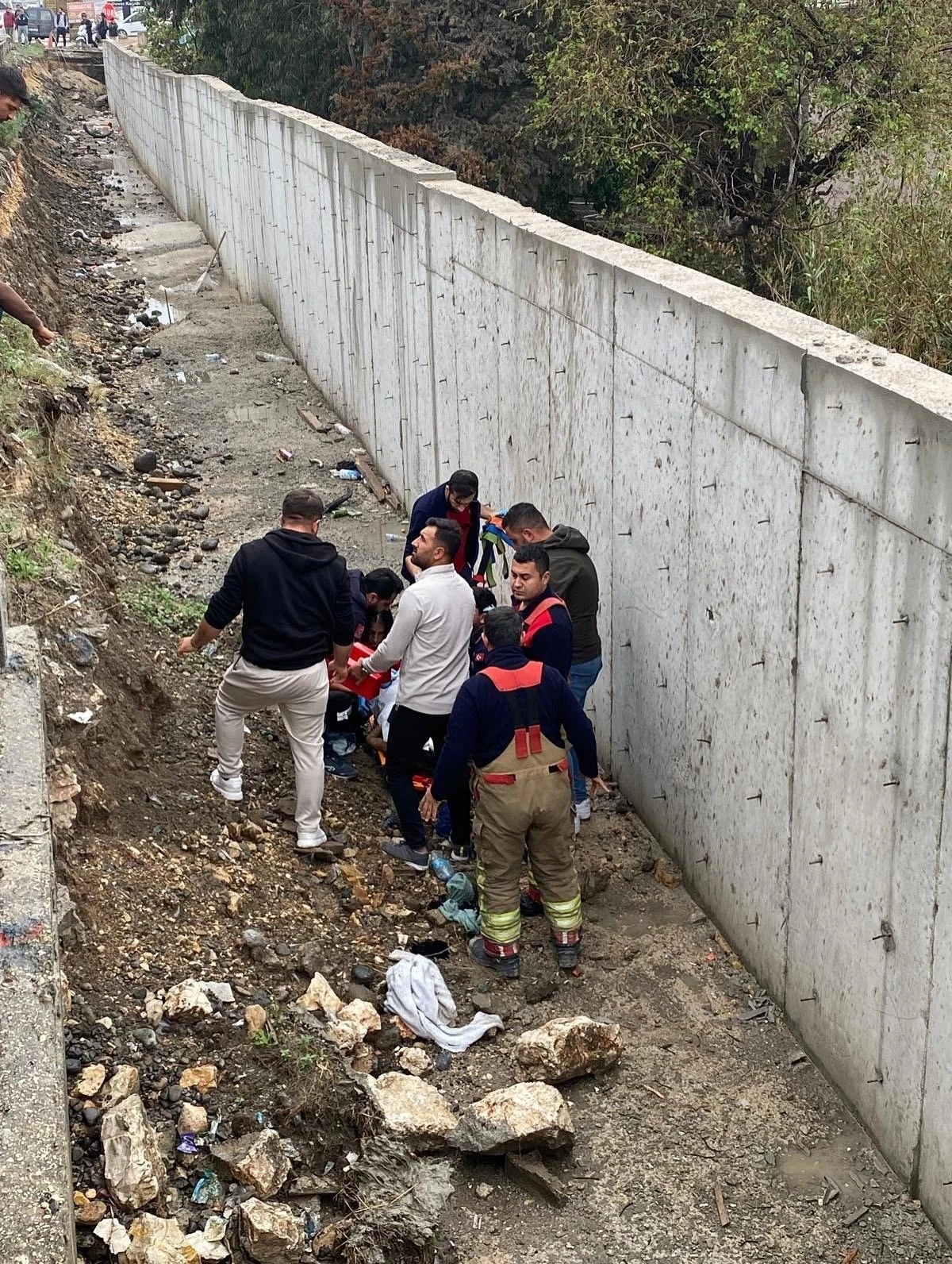 Hafif ticari aracın çarptığı genç kadın, kanala düşerek hayatını kaybetti
