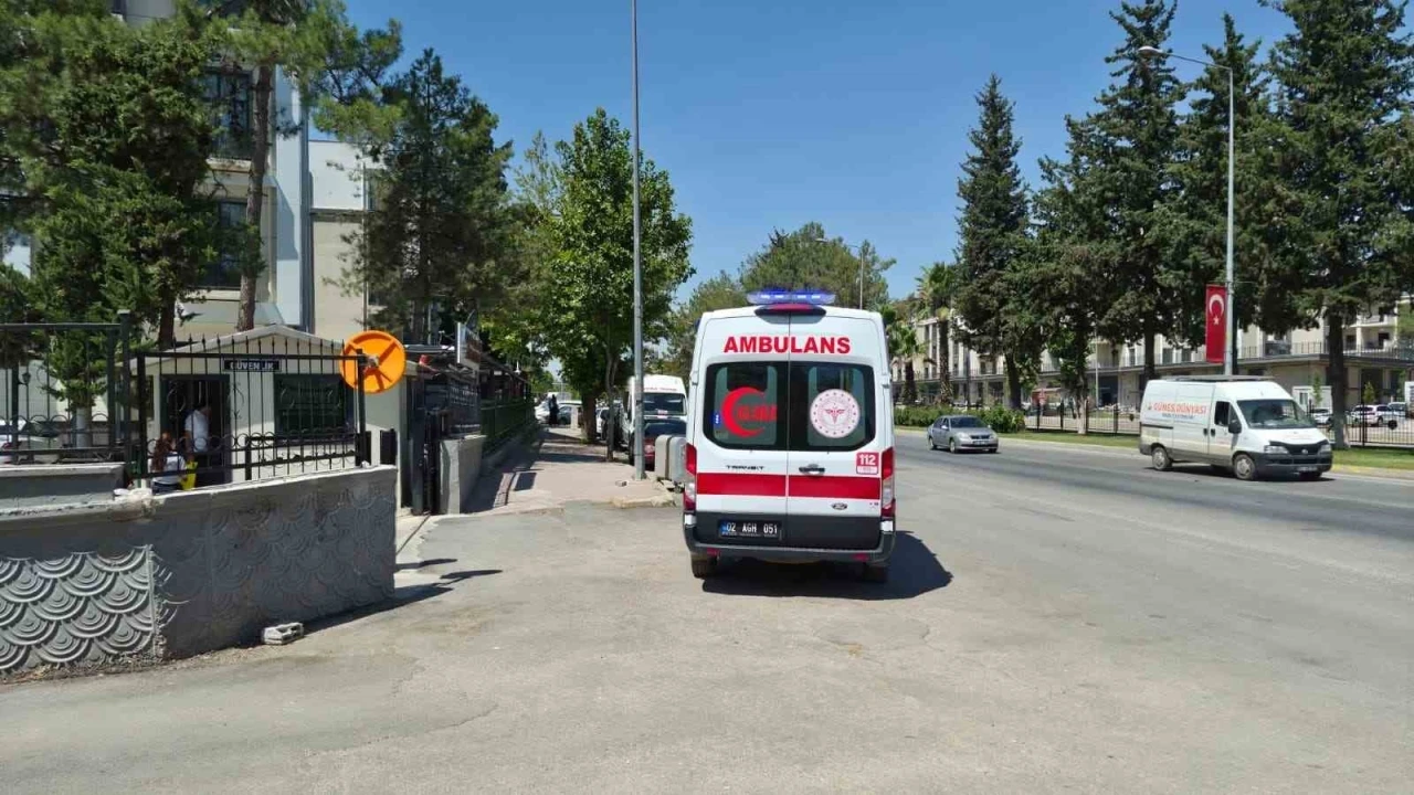 Hafif ticari aracın &ccedil;arptığı yaya yaralandı
