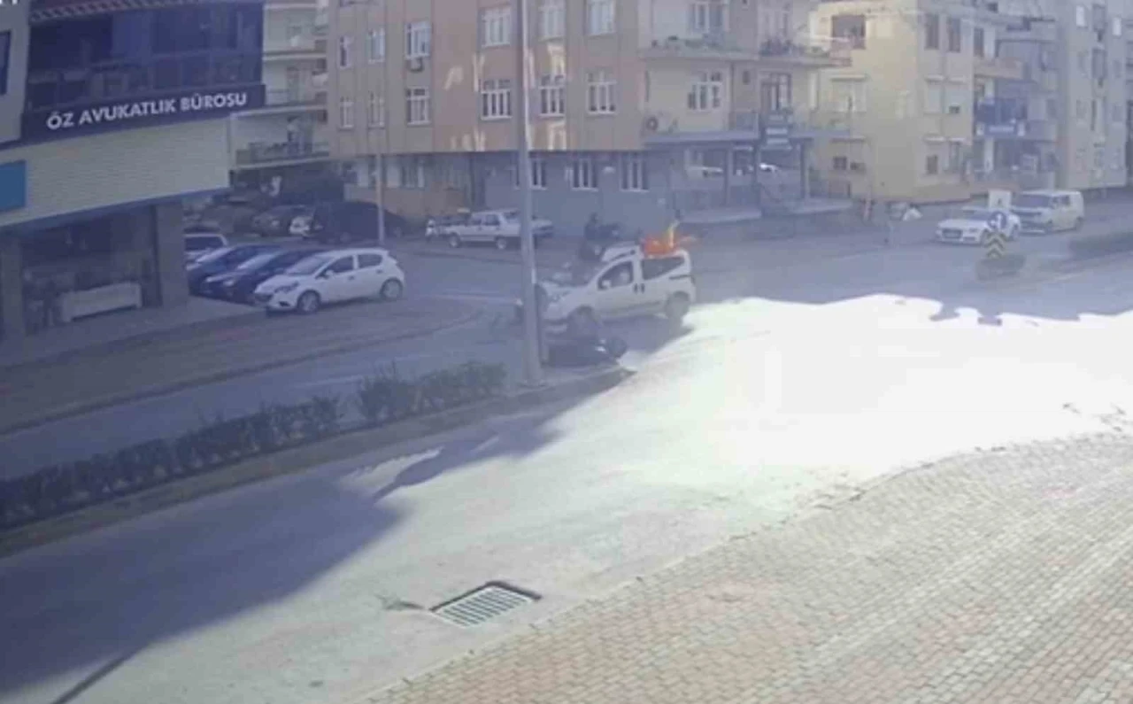 Hafif ticari araçla çarpışan motosiklet sürücüsü ve yolcu ölümden döndü
