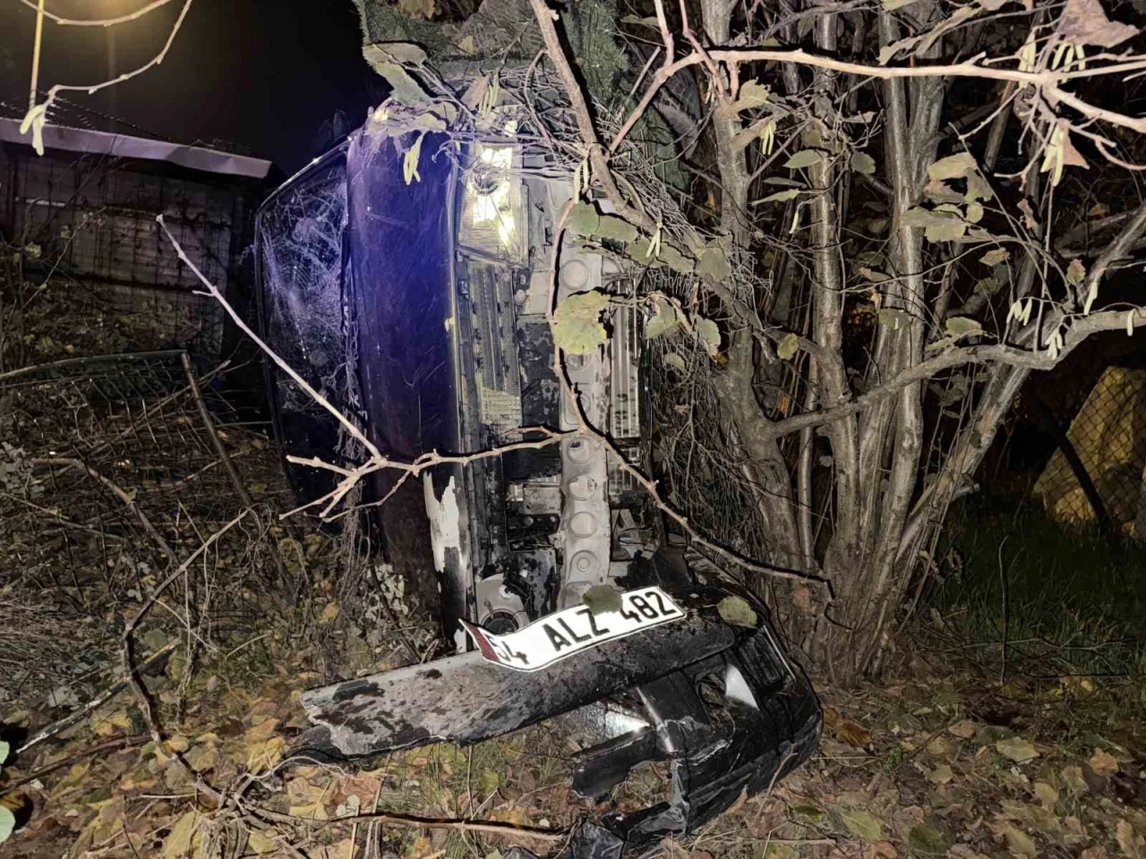 Hafif ticari ara&ccedil;la &ccedil;arpışan otomobil tarlaya devrildi: 5 yaralı
