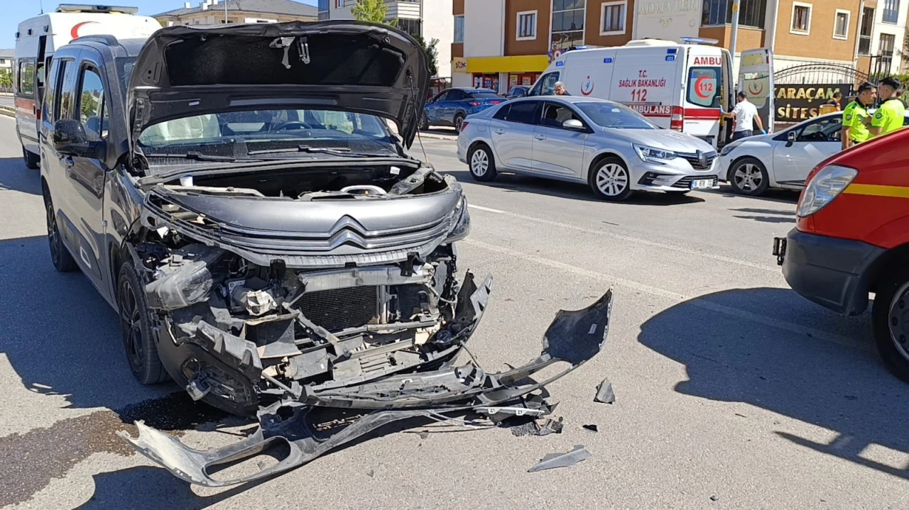 Hafif ticari araçla otomobil çarpıştı : 4 yaralı
