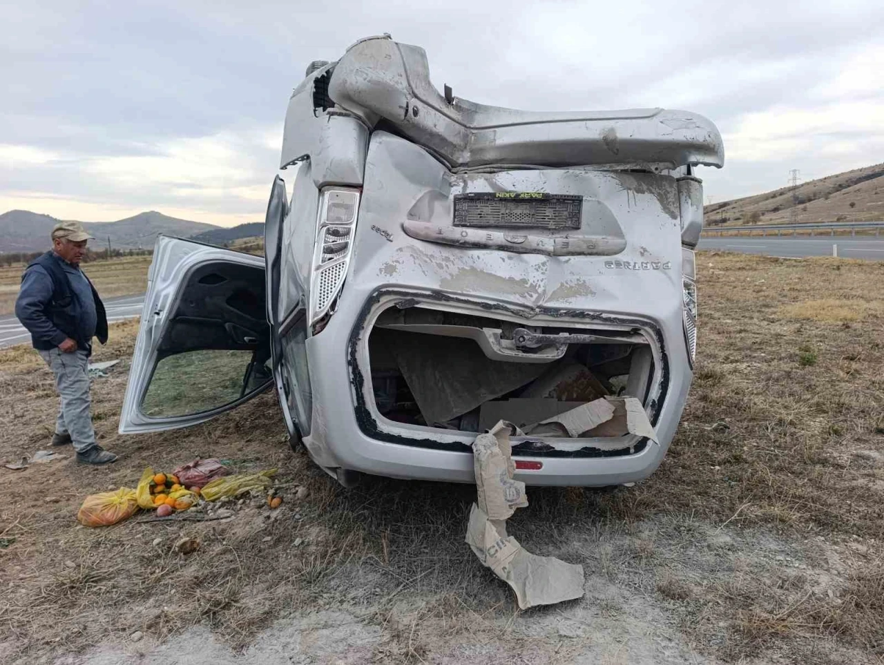 Hafif ticari araçların çarpıştığı kaza 7 kişi yaralandı
