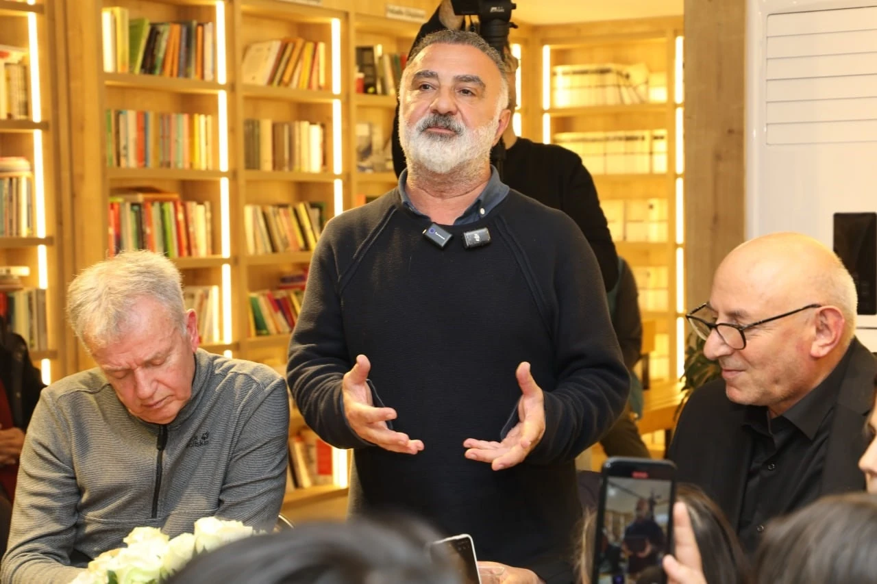 Hafızalarda ‘Erdal Bakkal’ karakteri ile yer edinen usta oyuncuya Karasu’da yoğun ilgi
