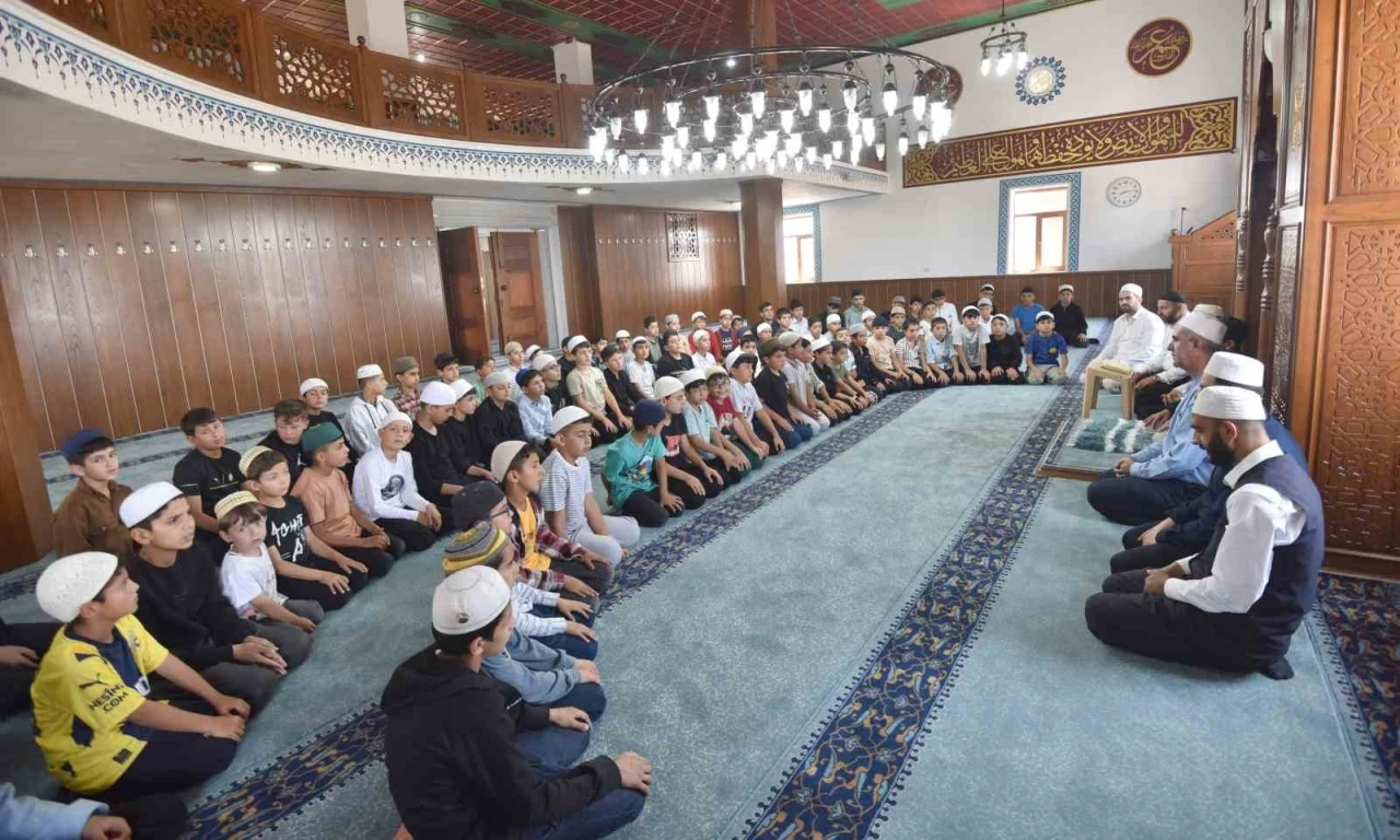 Hafızlığı bitiren öğrenci Kur’an-ı Kerim’i bir günde hatmetti
