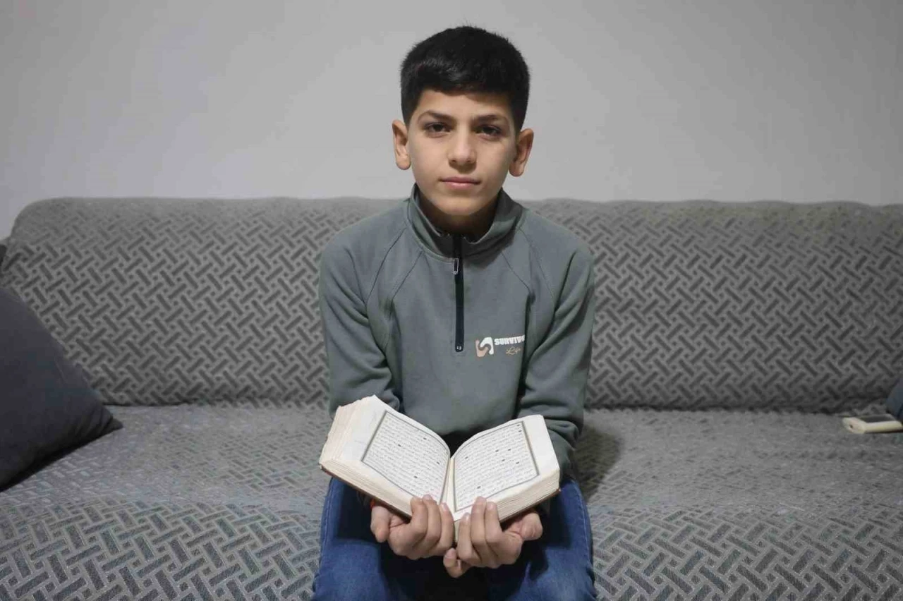 Hafızlık eğitimini tamamlayan 11 yaşındaki &ccedil;ocuk, g&uuml;zel haberi babasıyla g&ouml;zyaşları i&ccedil;erisinde paylaştı
