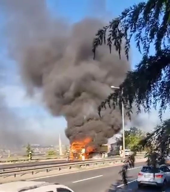 Hafriyat kamyonu alevlere teslim oldu, gökyüzü siyah dumanla kaplandı
